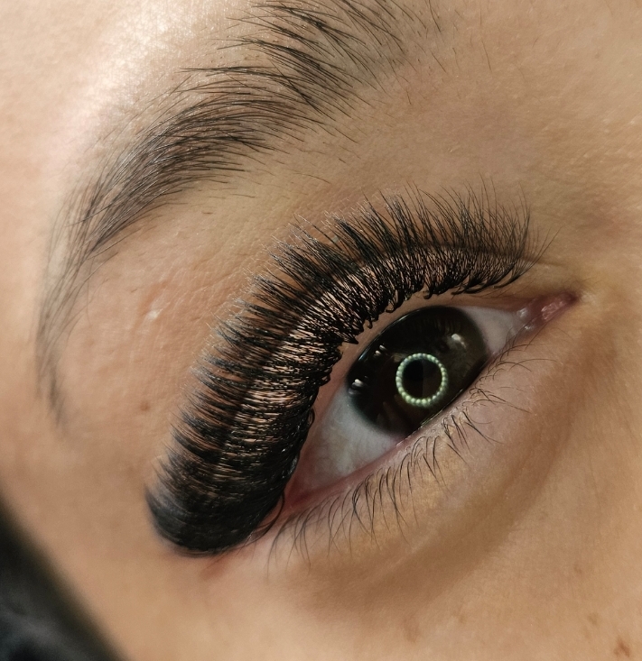 Donkere dramatische set wimperextensions