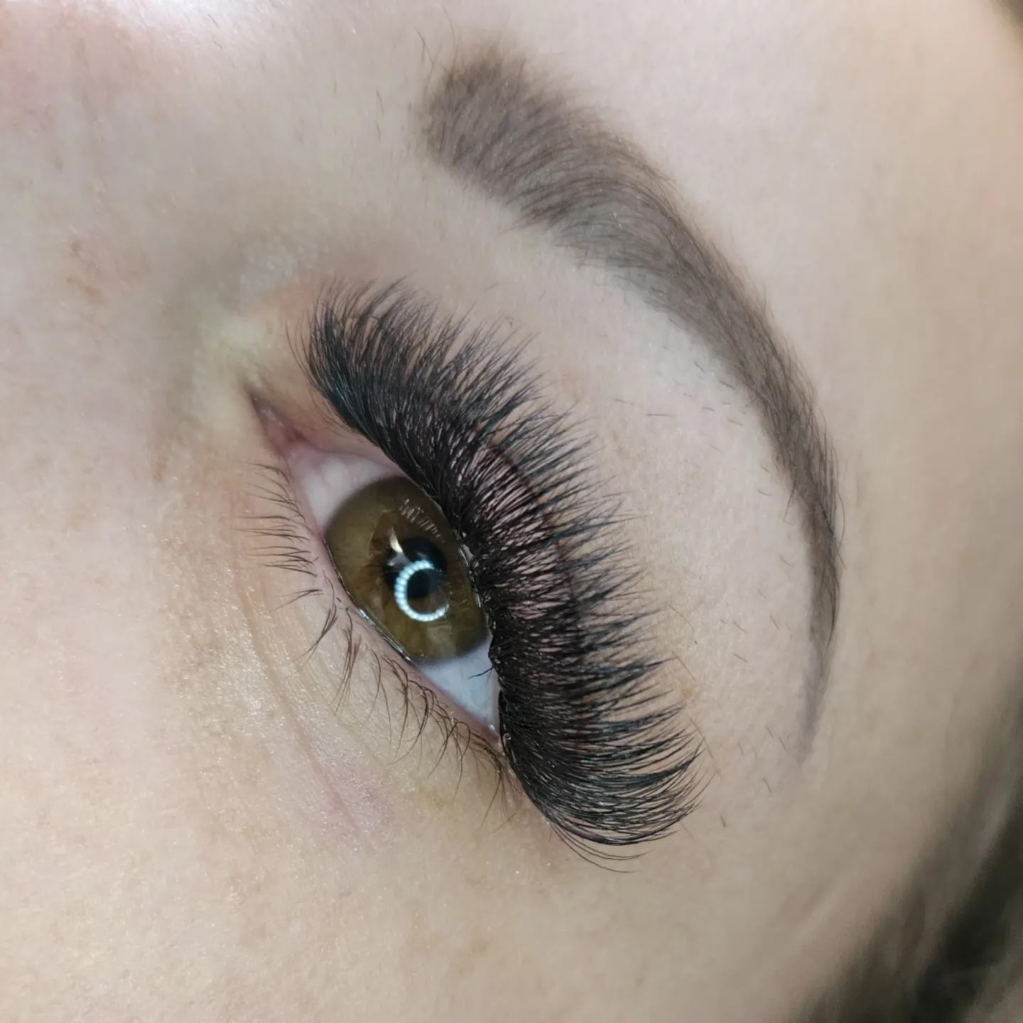 Een volle set wimperextensions, van dichtbij