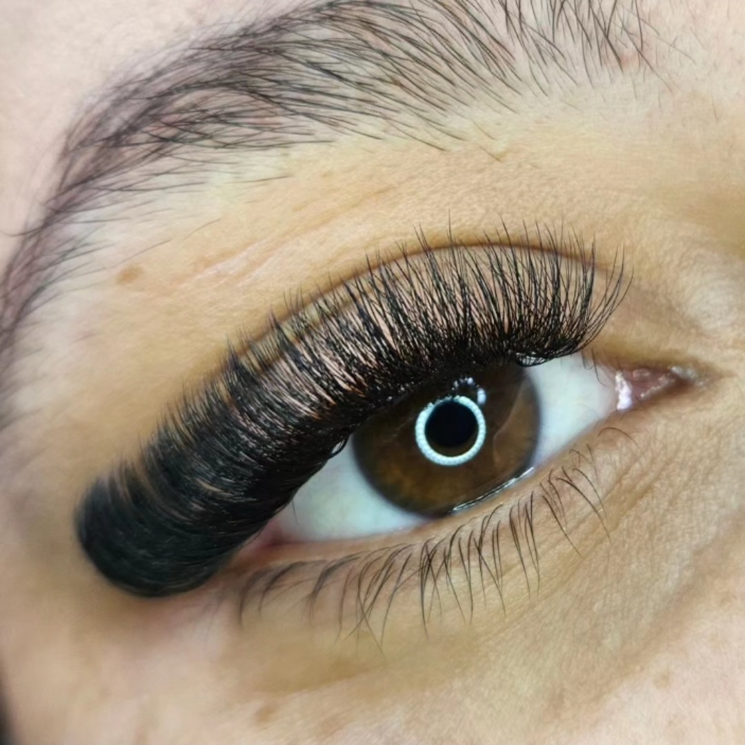 Glanzende volumeset wimperextensions