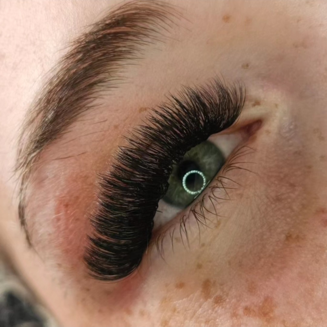 Lange donkere set wimperextensions
